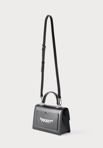 Μαύρη δερμάτινη τσάντα χιαστί με πάνω λαβή και μπροστινή τσέπη με την επιγραφή "POCKET" σε λευκό κείμενο σε απλό ανοιχτό φόντο.