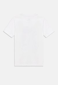 Camiseta blanca lisa de manga corta extendida, vista desde atrás, con cuello redondo sobre un fondo blanco.