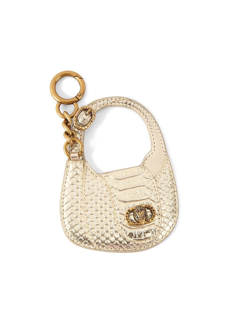 Portachiavi a forma di mini borsa dorata con un motivo testurizzato simile a un rettile. Caratterizzato da un anello rotondo e un piccolo gancio con un accento decorativo.