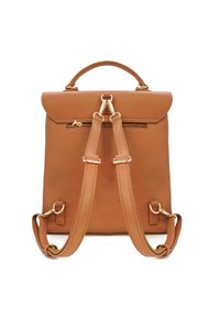 Zaino in pelle color cuoio con chiusura a pattina, tasca frontale con zip, manico superiore e spallacci regolabili. Presenta dettagli in metallo dorato.