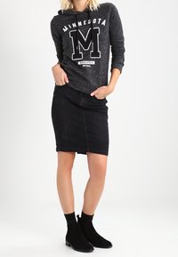 TWINTIP Mikina s kapucí - anthracite