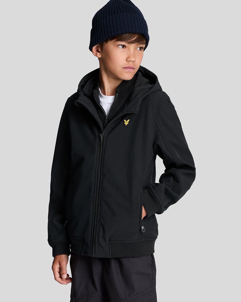 Schwarze Zip-Up-Jacke aus Softshell-Material, mit Kapuze, gerippten Bündchen und Seitentaschen. Ein gelbes Logo ist auf der Brust sichtbar.