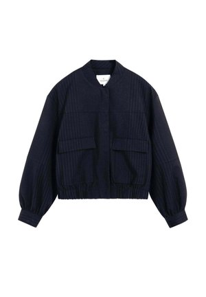 Cazadora bomber de rayas azul marino con dobladillo elástico, bolsillos con solapa, mangas largas ajustadas y cuello alzado.