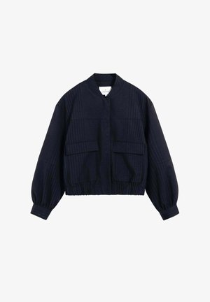 Veste bomber à rayures bleu marine avec ourlet élastique, poches à rabat, manches longues à poignet et col montant.