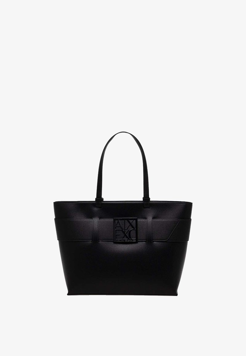 Bolso tote negro fabricado con material sintético suave, con dos asas resistentes y un parche con logo de diseño geométrico en la parte delantera.