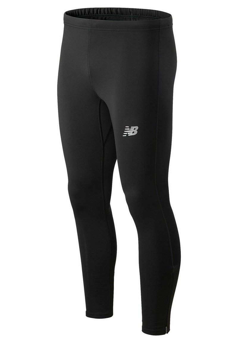 Zwarte sportleggingen met een gladde textuur, elastische tailleband en een klein wit logo aan de linkerkant. Voorzien van ritsen bij de enkels.