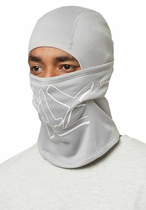 Grijze balaclava gemaakt van rekbare stof, met een strakke pasvorm en een eenvoudig ontwerp met witte logo-accenten aan de voorkant.