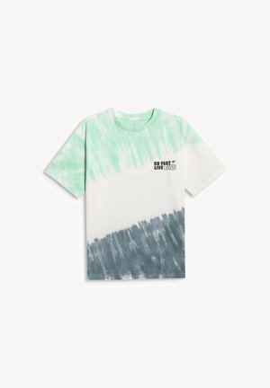 Koszulka z krótkim rękawem z zielono-szarymi wzorami tie-dye i napisem "GO FAST LIVE 4F" na piersi.