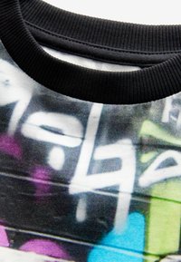 Next ALL OVER SHORT SLEEVE STANDARD - T-shirt print - black graffiti controller
