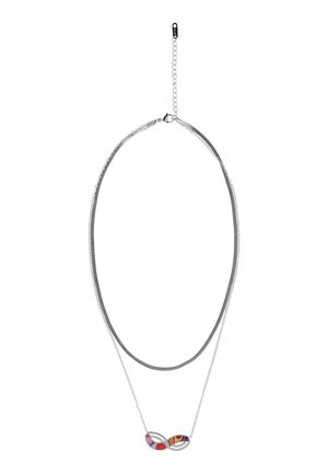 Srebrny naszyjnik z podwójnym łańcuszkiem – jeden gruby, drugi cienki, z zawieszką w kształcie nieskończoności, ozdobioną czerwonym, pomarańczowym, różowym i fioletowym inkrustacjami.