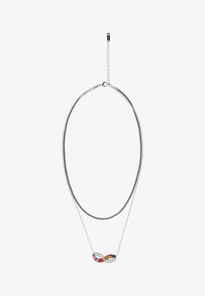 Ezüst dupla lánc nyaklánc, egy vastag és egy vékony lánccal, végtelen alakú medállal, amely piros, narancssárga, rózsaszín és lila berakásokkal díszített.