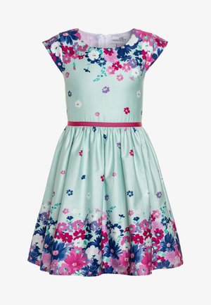 Une robe florale vert clair avec des manches courtes, présentant des motifs de fleurs roses et bleues et une ceinture rose, évasée au niveau de la taille.