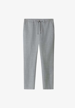 Lichtgrijze slim-fit broek met elastische tailleband, verstelbaar trekkoord, riemlussen en zijzakken, weergegeven op een witte achtergrond.