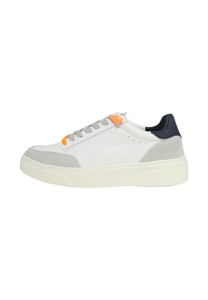 Sneakers con una toma superiore in pelle bianca, dettagli in suede grigio, tallone blu navy, etichetta dei lacci arancione e suola in gomma bianca texturizzata.
