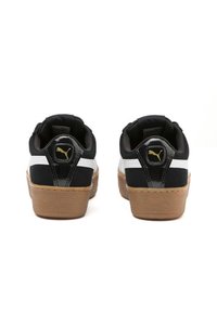 Baskets noir et blanc avec une tige en daim et synthétique, dotées d'une semelle en gomme et d'un logo bien visible à l'arrière.