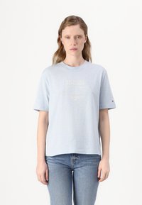 Tommy Hilfiger OUTLINE FLAG TEE - Print T-shirt - ice blue heather