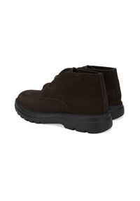 Braune Wildleder-Ankle Boots mit einer schwarzen Gummisohle, ausgestattet mit einer abgerundeten Zehenpartie und einer Schnürung an der Vorderseite.