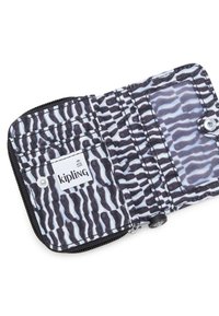 Kipling-plånbok i svart och vitt zebramönster, med dragkedjestängning, tygmaterial, interna kortfack och en tagg med logotyp.