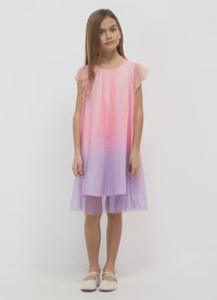 Rosa-lila Farbverlauf Tüllkleid mit kurzen Rüschenärmeln, glitzernder Textur und schmalem Knieabschluss. Kombiniert mit hellen Schuhen.
