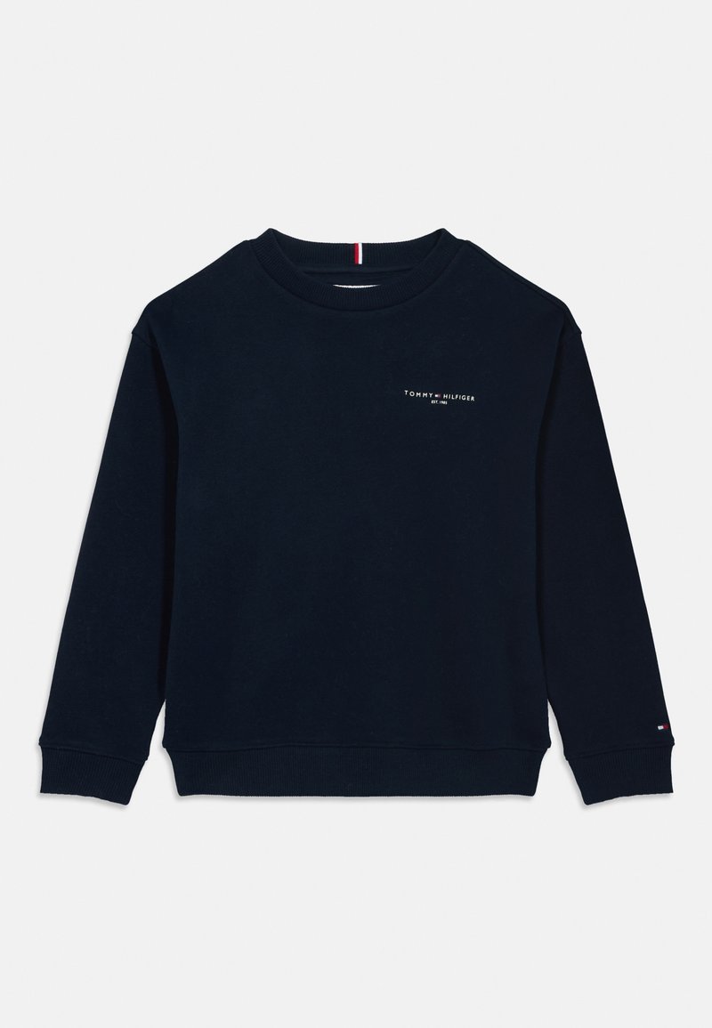 Marineblaues Sweatshirt mit Rundhalsausschnitt, langen Ärmeln und gerippten Bündchen. Mit kleinem weißen Logo auf der linken Brust und kontrastierendem rot-weiß-blauen Streifen am Hals.