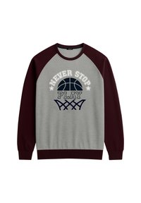 Grå sweatshirt med bordeaux raglanærmer, der har et basketballgrafik og teksten "NEVER STOP PLAY" i hvid og navy.