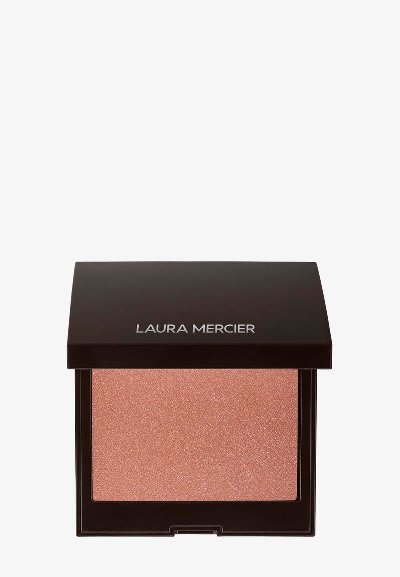 Kompakti poskipunaa, jossa on sileä ja kiiltävä persikka-pinkki puuteri matta mustassa neliönmuotoisessa laatikossa, jossa on brändin nimi päällä.