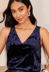 Friends Like These V NECK - REGULAR FIT - Felső - velvet