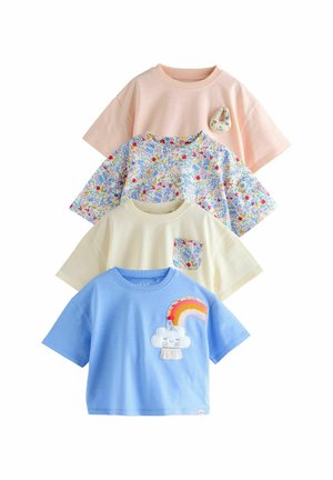 Ensemble de quatre t-shirts pour enfants : rose pastel, imprimé floral, crème avec poche, et bleu avec motif arc-en-ciel/nue. Coton doux, manches courtes.