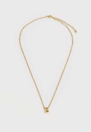 Delicata collana a catena d'oro con chiusura regolabile e piccolo ciondolo dorato a forma di lettera "S" al centro.