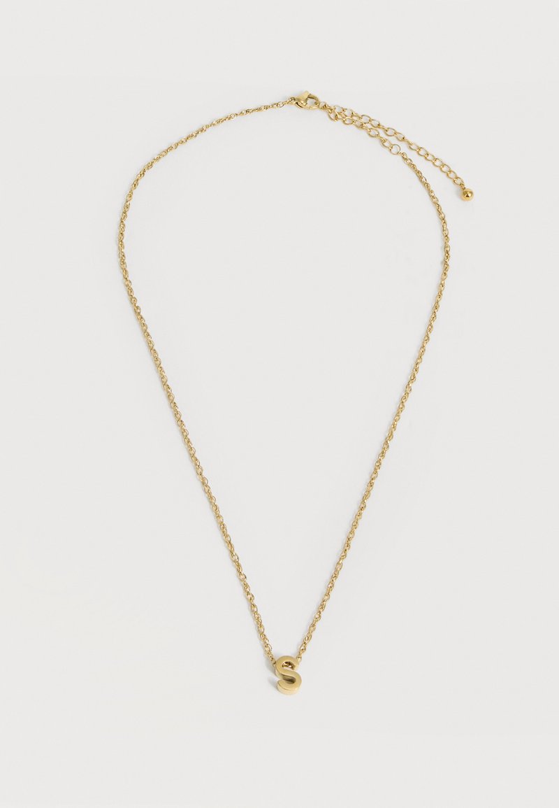 Λεπτή χρυσή αλυσίδα με ρυθμιζόμενο κούμπωμα και μικρό χρυσό μενταγιόν με το γράμμα «S» στο κέντρο.