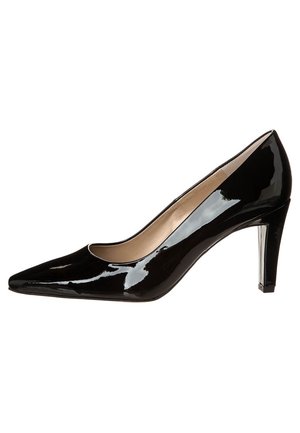 Czarne lakierowane szpilki z czubkiem w kształcie stożka i przezroczystym obcasem w kształcie szpilki. Posiadają gładką teksturę i beżowe wnętrze.