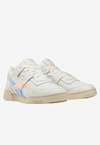 Scarpe da ginnastica bianche con accenti azzurri e arancioni, materiale in pelle, punta arrotondata, suola piatta e dettagli forati sulla parte superiore.