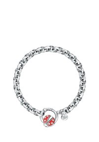 Bracciale in catena d'argento con un charm a forma di coccinella rossa e nera con accenti bianchi e un piccolo pendente a forma di foglia attaccato. Finitura liscia.