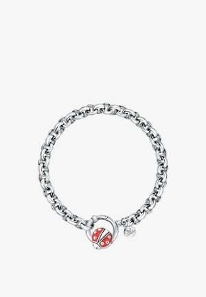 Bracciale in catena d'argento con un charm a forma di coccinella rossa e nera con accenti bianchi e un piccolo pendente a forma di foglia attaccato. Finitura liscia.