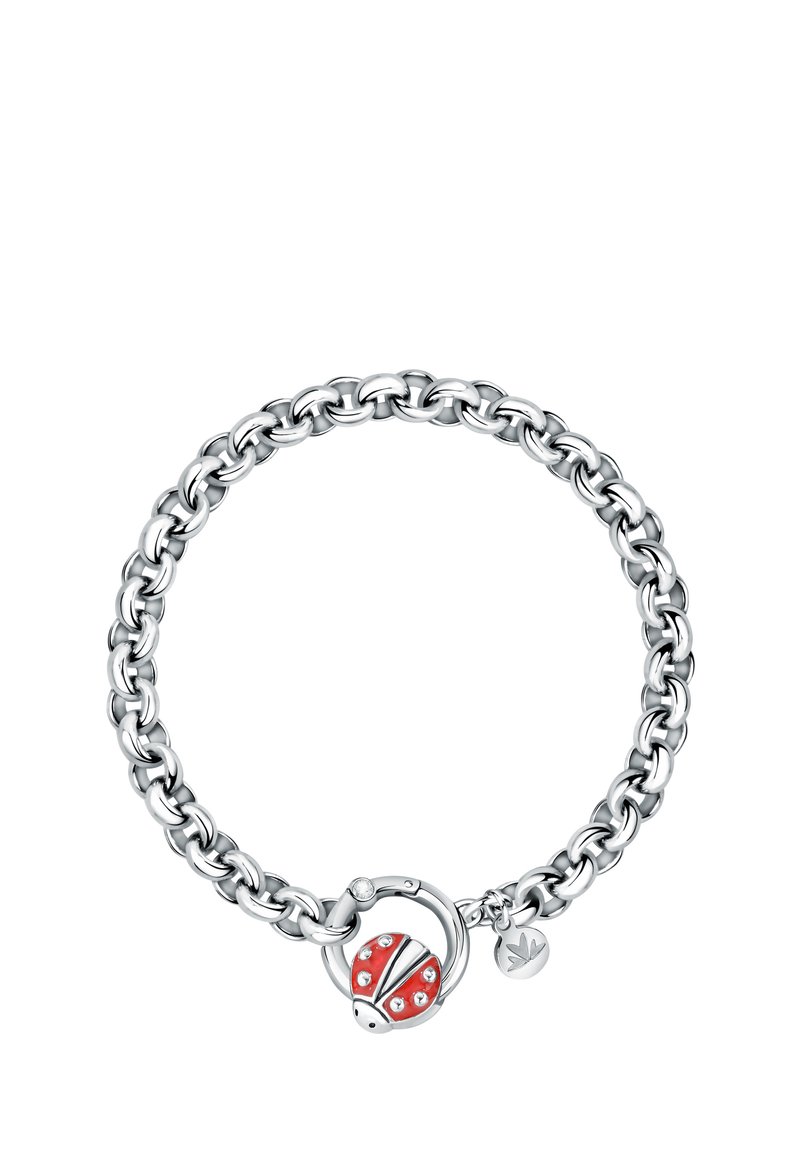 Bracciale in catena d'argento con un charm a forma di coccinella rossa e nera con accenti bianchi e un piccolo pendente a forma di foglia attaccato. Finitura liscia.