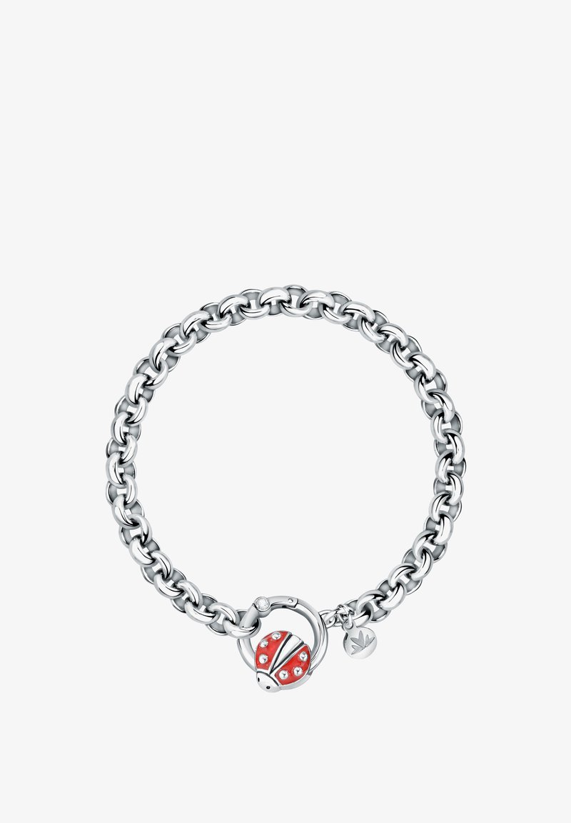 Bracciale in catena d'argento con un charm a forma di coccinella rossa e nera con accenti bianchi e un piccolo pendente a forma di foglia attaccato. Finitura liscia.