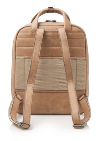 Tan leren rugzak met een gemêleerd mesh-paneel, gevoerde schouderbanden en een bovenhandvat. Bevat stiksels en een ritssluiting.