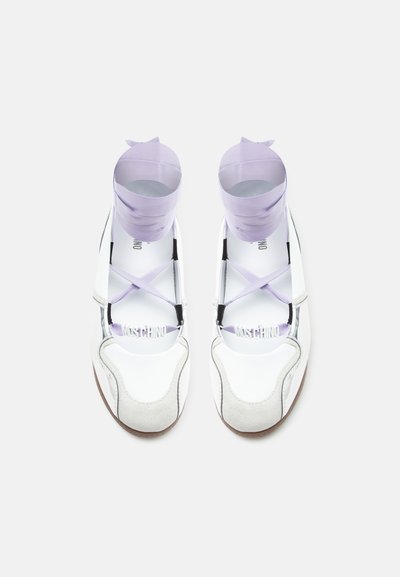 Baskets style ballet blanches et argentées avec rubans d'enveloppement lavande autour de la cheville et logo "Moschino" sur les brides avant, vues de dessus.