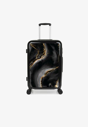 Maleta rígida negra con acabado brillante y patrón marmoleado en gris con acentos dorados, equipada con asa retráctil y ruedas.