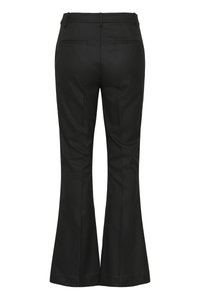 Mustad lehvitatud püksid, millel on sile tekstuur, keskmise kõrgusega vöökoht, tagataskud ja kohandatud siluett.