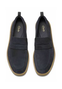 Donkerblauwe suede instappers met een ronde neus, slip-on ontwerp, ton-sur-ton stiksels en een rubberen zool. Voorzien van een decoratieve band over de bovenkant.