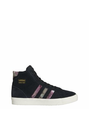 Basket montante Adidas noire avec semelle blanche, trois bandes violettes et grises délavées, et texte doré "Adidas Basket Profi" sur le côté.