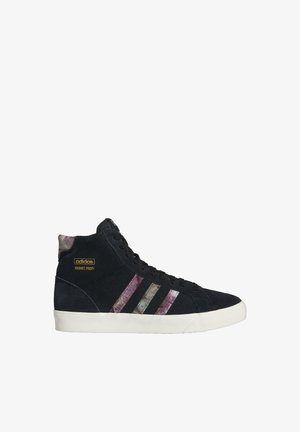 Czarny tenis adidas z wysoką cholewką, białą podeszwą, trzema wyblakłymi fioletowymi i szarymi paskami oraz złotym napisem „Adidas Basket Profi” z boku.