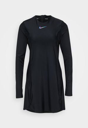 Črna dolga športna obleka z dolgimi rokavi, narejena iz raztegljive tkanine, z okroglim ovratnikom, stranskima žepoma in majhnim večbarvnim logotipom Nike na prsih.