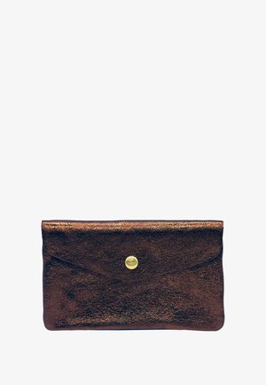 Portefeuille en cuir métallique marron avec une surface texturée, de forme rectangulaire, à rabat arrondi et fermeture à pression dorée.