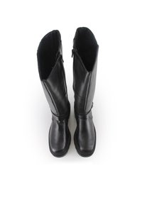 Botas de cuero negro hasta la rodilla con un acabado suave, que presentan una puntera redondeada, detalle de cremallera y forro texturizado en la parte superior.