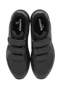 Scarpe sportive nere con tre cinghie in velcro, parte superiore liscia in materiale sintetico, interno imbottito, dettagli forati nell'area delle dita e suola in gomma.