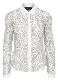 Witte blouse met lange mouwen, voorzien van een bloemenkantpatroon, een contrasterende witte kraag en manchetten. Doorzichtige textuur met een gebogen zoom.