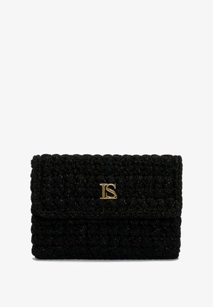 Zwarte handtas met een textuur van gebreid ontwerp, voorzien van een gouden logoaccent en een klepafsluiting. Compacte vorm met een glanzend oppervlak.