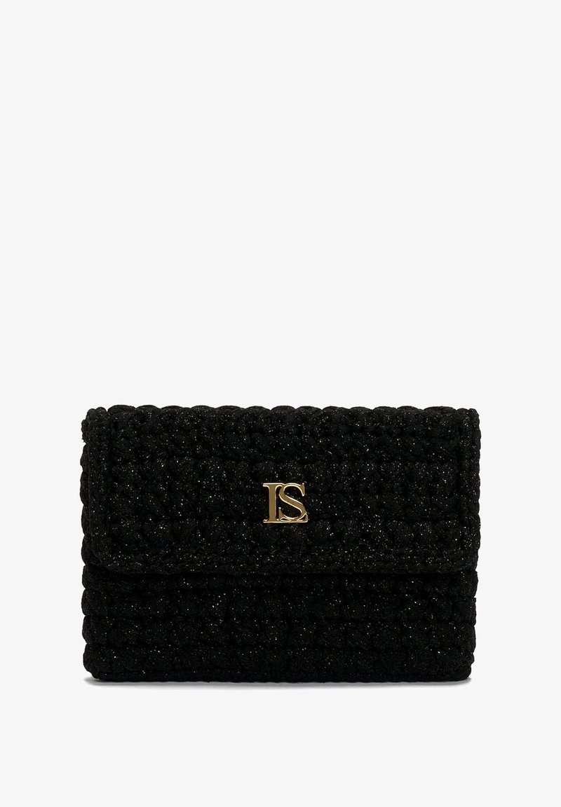 Svart handväska med en texturerad stickad design, med en guld-logotyp och en klaffstängning. Kompakt form med en glittrande yta.